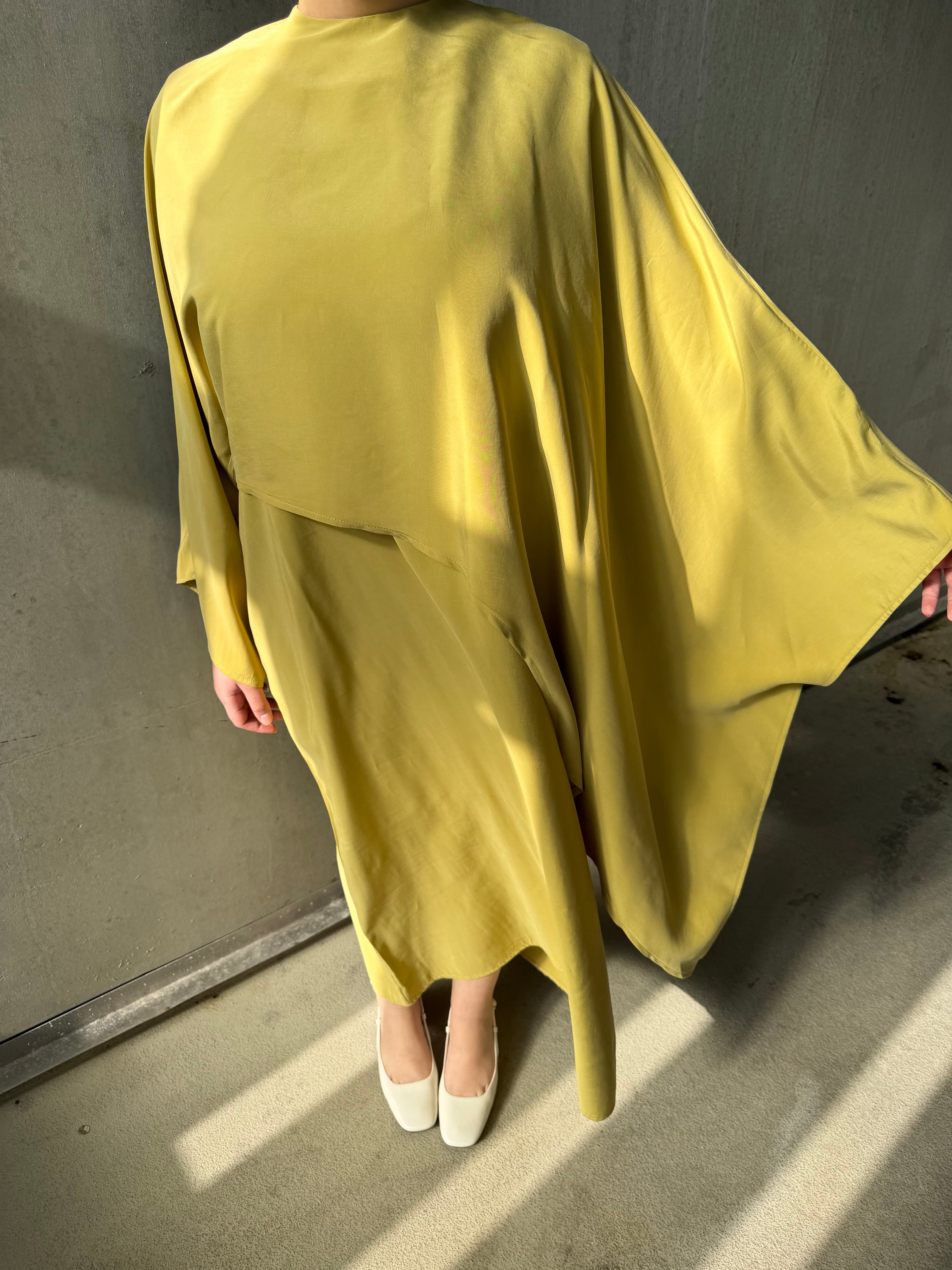 Moca Zweiteiliges Kleid mit Cape-Oberteil und Innenkleid
