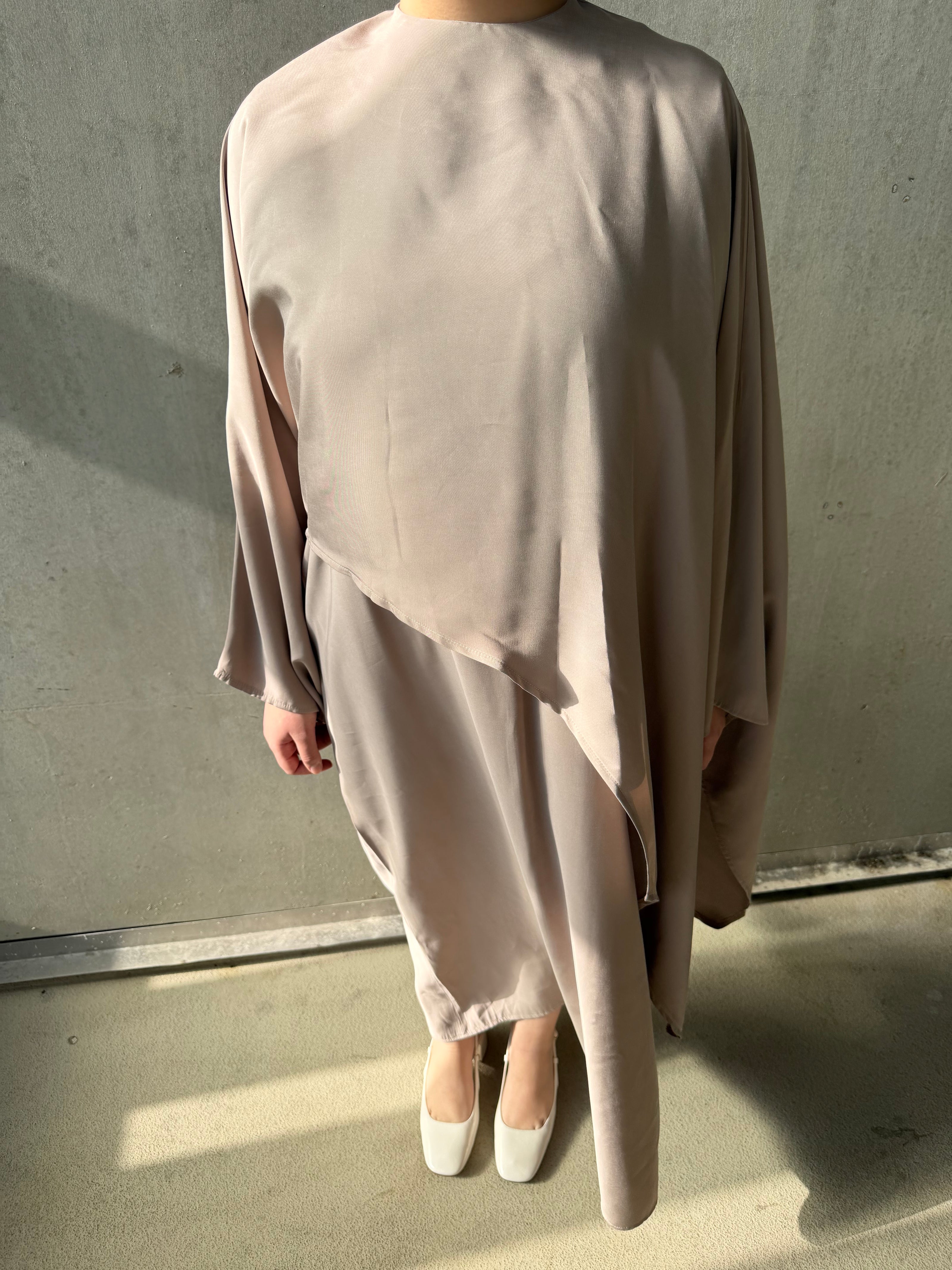 Moca Zweiteiliges Kleid mit Cape-Oberteil und Innenkleid